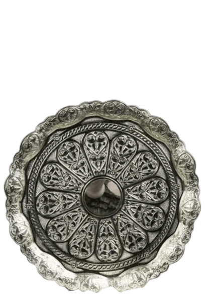 Ortası delikli, yüzeyi kabartma motiflerle süslenmiş yuvarlak metal parça