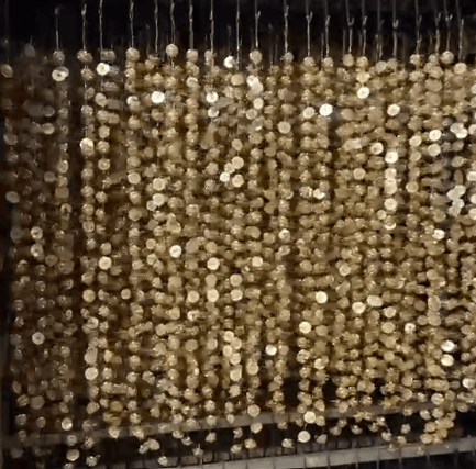 Kaplama alanında askılara dizilmiş metal parçalar
